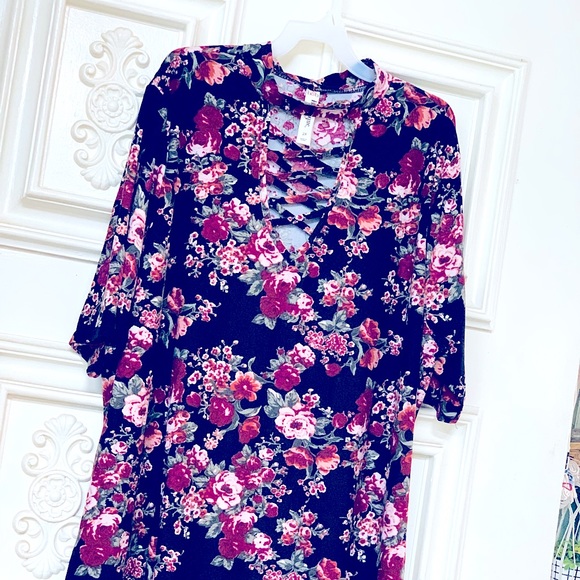Pretty Short-Sleeve All-Over Floral Pattern MIDI T-Shirt Dress•So Soft & Comfy - Picture 3 of 16
